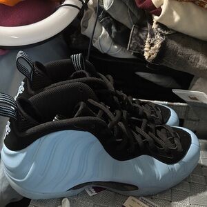 Nike Athletic Shoes Black and Light Blue